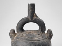 Ame Ker 174  Ame Ker 174, Peru, Nordküste, Chimú, Späte Zwischenperiode, ca. 1000-1470 n. Chr., Gabelhalsgefäß, Ton, H 24,8 cm, Dm 17,3 cm : Museumsfoto: Claus Cordes, Bestandskatalog Ethnologie